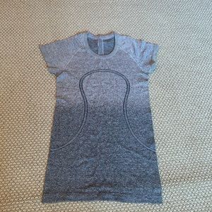 Lululemon swiftly short sleeve, great condition